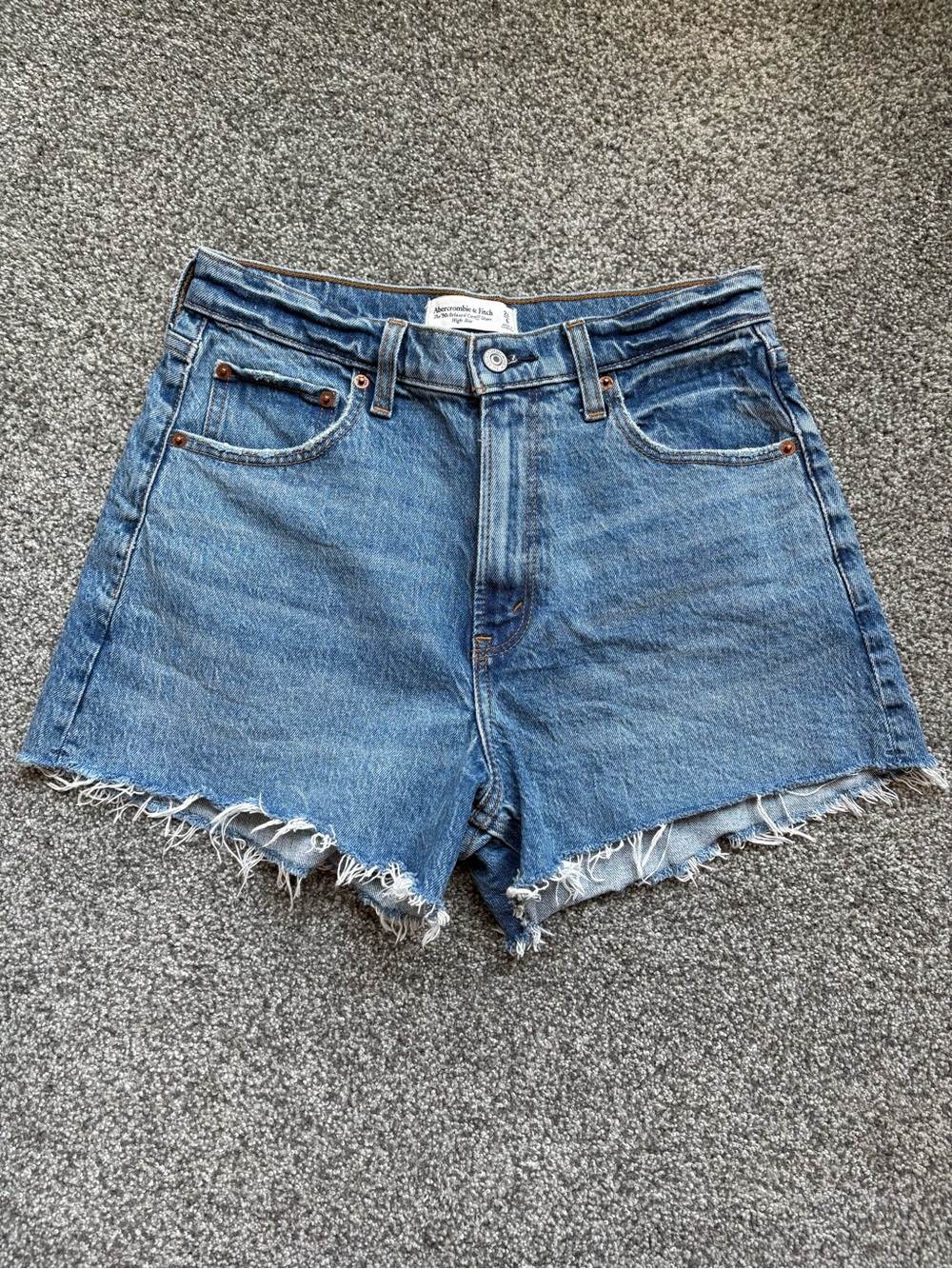 A&F Abercrombie & Fitch 90s Relaxed Cutoff Short High Rise size 28 Raw Hem